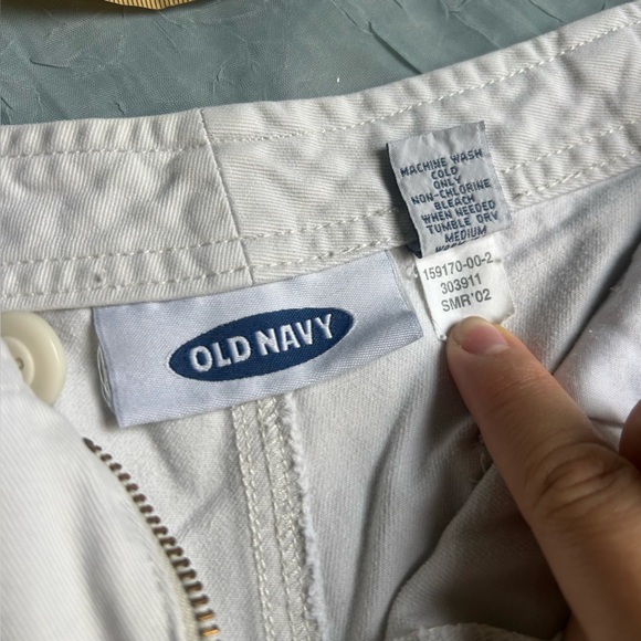Old Navy Women's White Cuffed Chino Shorts - Picture 4 of 4